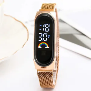 Montre bracelet numérique LED créative et tendance avec bracelet milanais magnétique pour enfants.
