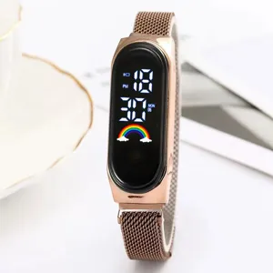 Montre numérique LED avec bracelet milanais magnétique en or rose et affichage arc-en-ciel.