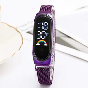 Montre numérique LED violette avec bracelet milanais magnétique et écran arc-en-ciel stylé.
