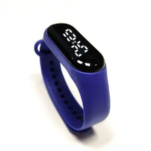 Vue de détail d'un bracelet de montre de sport électronique LED en silicone bleu avec affichage.