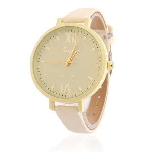 Moderne Damen-Armbanduhr mit Römischen Ziffern, hellem Zifferblatt und chicem Lederarmband.