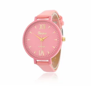 Rosa Lederuhr für Damen mit stilvollem römischen Ziffernblatt und goldenen Modedetails.