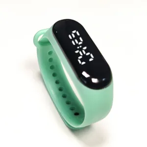 Montre bracelet de sport LED en silicone vert menthe, écran tactile minimaliste pour étudiants.