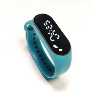 Vue de détail rapprochée de la montre de sport électronique LED turquoise avec bracelet.