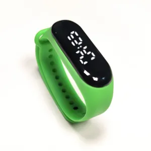 Bracelet de sport numérique LED vert avec bracelet silicone confortable pour les loisirs.