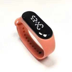 Détail de montre de sport numérique LED en silicone avec bracelet orange et affichage.