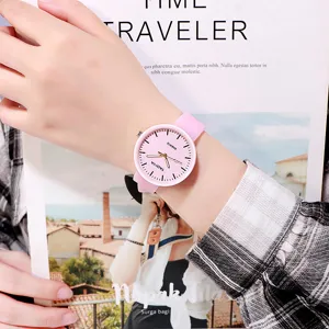 Primo piano orologio quarzo cinturino silicone rosa indossato al polso con sfondo lifestyle.