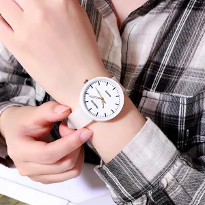 Primo piano dettagliato dell'orologio al quarzo con cinturino in silicone bianco al polso.