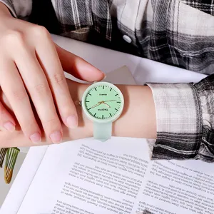 Orologio al quarzo con cinturino in silicone verde dettaglio, quadrante rotondo chic.