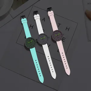 Primo piano che mostra i dettagli degli orologi al quarzo colorati con campo indicato.