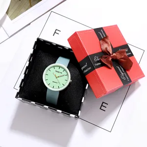 Orologio al quarzo minimalista con quadrante verde chiaro e cinturino in silicone in astuccio.