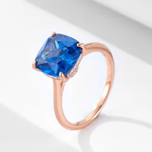 Magnifique bague en argent sterling plaqué or rose avec un oxyde de zirconium bleu.
