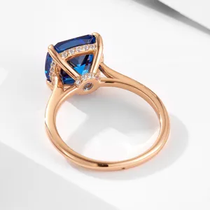 Bague en zircone taille coussin bleue en argent sterling plaqué or rose, bijou statement de luxe.