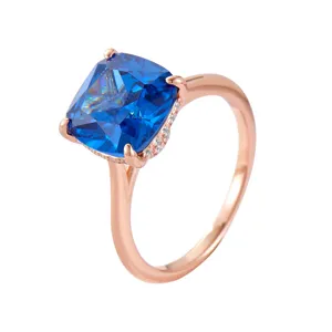 Superbe bague de luxe en argent sterling plaqué or rose avec zircon coussin bleu.