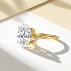 Nahaufnahme eines eleganten ovalen Moissanit Solitärrings aus vergoldetem Silber.