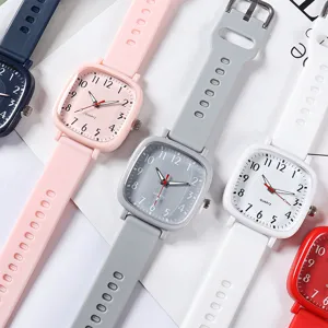 Detailansicht von bunten quadratischen Quarzuhren mit weichen Silikonarmbändern und Ziffern.