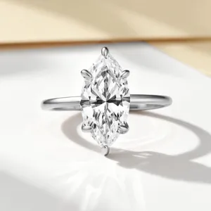 Gros plan détaillé d'un anneau solitaire en moissanite taille marquise de 2 carats brill.
