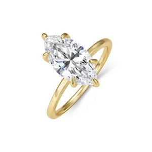 Bague solitaire en argent plaqué or avec une superbe pierre marquise élégante.