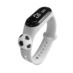 Montre digitale en silicone pour enfants avec charm ballon de football pour ecoliers vue principale