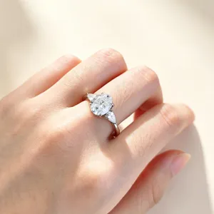 Detalle en primer plano de anillo de tres piedras de plata moissanita, joya brillante elegante.