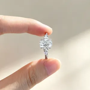 Primer plano detallado del elegante anillo con piedras ovaladas y acabado muy delicado.