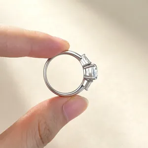Anillo de moissanita ovalada de plata S925 tres piedras detalle, joya de lujo elegante.
