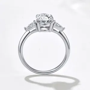 Anillo de plata de ley S925 de tres piedras de moissanite con detalles de talla redonda.