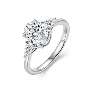 Detalles exquisitos del elegante anillo de moissanita con piedra ovalada y talla pera.
