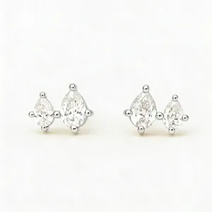 Gedetailleerde close-up van dubbele peervormige zirkonia oorknopjes van sterling zilver.