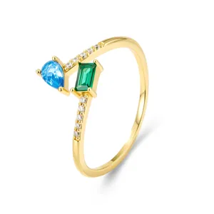 Gedetailleerd overzicht van de trendy asymmetrische open ring met kleurrijke zirconiastenen.