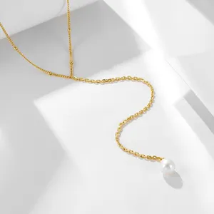 Elegant gouden Y-vormige parelketting detail, minimalistische zilveren trui ketting.