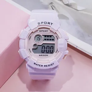 Gros plan de la montre de sport numérique rose, style minimaliste pour enfants avec écran.