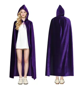 Vista detallada de la elegante capa con capucha de terciopelo morado, tela suave y larga.