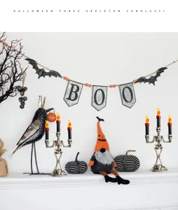 Vue détaillée de bougeoirs squelettes d'Halloween et d'accessoires de décoration effrayants.