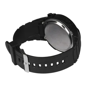 Vista dettagliata dell'orologio sportivo digitale nero, cinturino in gomma e acciaio.