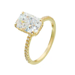 Elegante anillo de plata 925 con circonita corte radiant de 3.5 quilates y detalles de pavé fino.