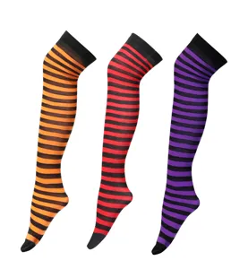 Nahaufnahme bunter gestreifter Overknee-Socken in drei lebendigen Halloween-Farbkombinationen.