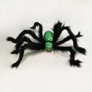Primer plano de araña de peluche negra y esponjosa con cuerpo de lentejuelas verdes y ojos rojos.