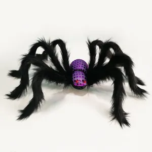 Vista detallada de una arana de peluche gigante de Halloween con cuerpo de lentejuelas moradas.