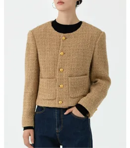 Detailweergave van stijlvolle tweed wollen jas met ronde hals en prachtige gouden knopen.
