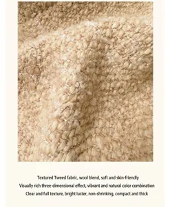 Detailopname van dames wolmix tweed stof, getextureerd gebreid materiaal voor herfstjas.