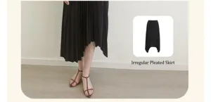 Detailopname van een zwarte onregelmatig geplooide rok met een asymmetrische zoom.