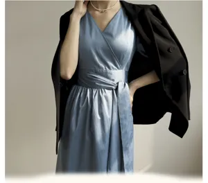 Élégante robe portefeuille française bleu clair col V détail, vêtement femme chic.