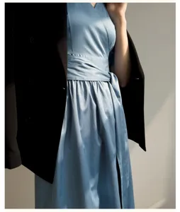 Robe mi-longue bleue de style français à manches bouffantes avec blazer noir pour femmes détail.