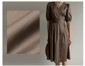 Détail de tissu robe midi portefeuille marron à manches bouffantes, vêtement coton élégant