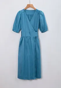 Robe midi élégante française à col en V et manches bouffantes, robe décontractée en coton bleu.