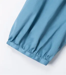 Détail de robe bleue à manches bouffantes, joli poignet long élégant, tissu de grande qualité.
