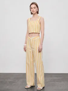 Γυναικείο κίτρινο λευκό ριγέ crop top και φαρδιά παντελόνα σετ καλοκαιρινό casual outfit