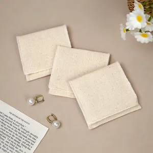 Bolsa de almacenamiento con solapa de lino de algodón beige para joyas y accesorios.