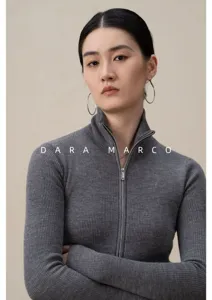 Cardigan pullover slim a costine grigio con collo alto e zip maniche lunghe donna dettaglio